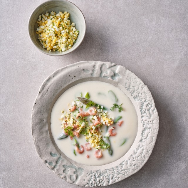 Aspergesoep met groene asperges en mimosa